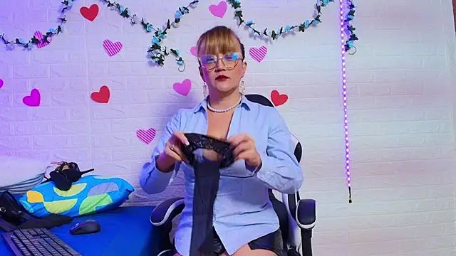 Snapshot of naomi_diamond_ chatting on 15, 10, 2025 naomi diamond online show from 15, 10, 2025