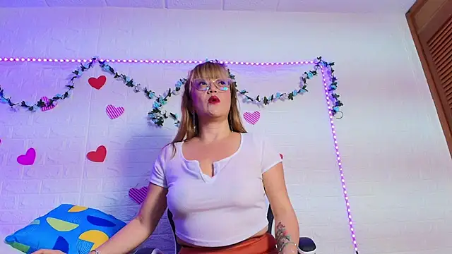 Snapshot of naomi_diamond_ chatting on 23, 10, 2025 naomi diamond online show from 23, 10, 2025