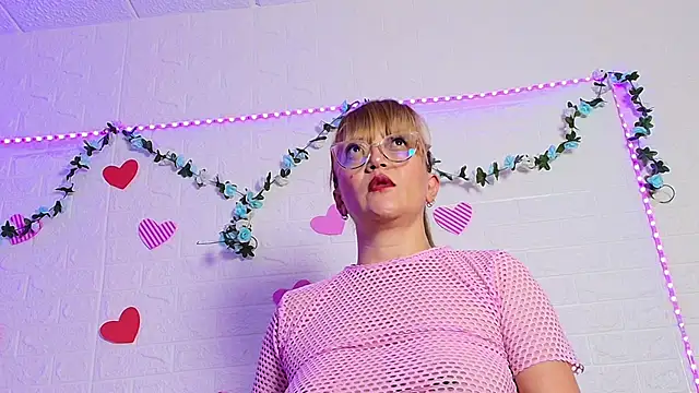 Snapshot of naomi_diamond_ chatting on 4, 11, 2025 naomi diamond online show from 4, 11, 2025