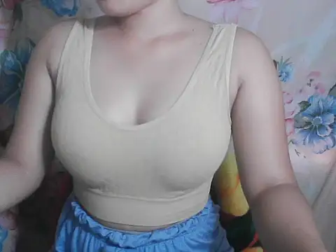 Snapshot of Katie_Winslet chatting on 9, 10, 2025 Katie Winslet online show from 9, 10, 2025