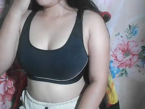 Snapshot of Katie_Winslet chatting on 11, 10, 2025 Katie Winslet online show from 11, 10, 2025