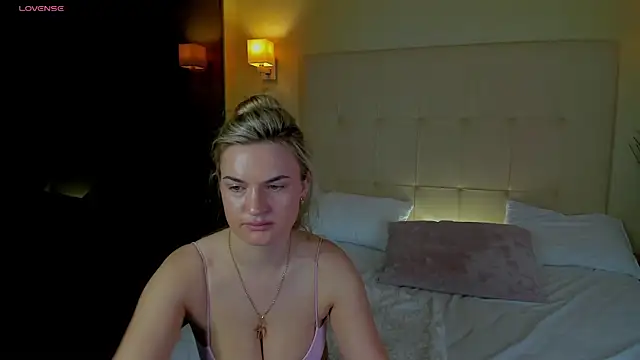 Snapshot of Marie_Ellie chatting on 3, 12, 2025 Marie Ellie online show from 3, 12, 2025