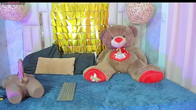 Snapshot of NikkyyRed chatting on 12, 10, 2025 NikkyyRed online show from 12, 10, 2025