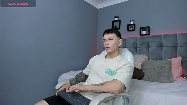 Snapshot of Thomas_moon chatting on 20, 9, 2025 Thomas moon online show from 20, 9, 2025
