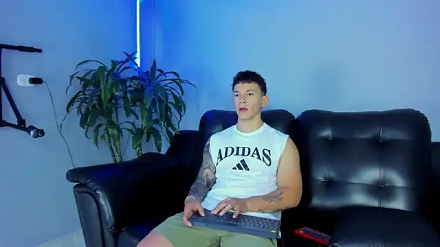 Snapshot of Thomas_moon chatting on 29, 9, 2025 Thomas moon online show from 29, 9, 2025