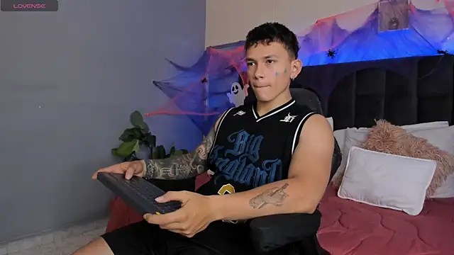 Snapshot of Thomas_moon chatting on 16, 10, 2025 Thomas moon online show from 16, 10, 2025