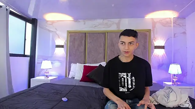 Snapshot of NickandAbby_ chatting on 7, 4, 2026 NickandAbby online show from 7, 4, 2026