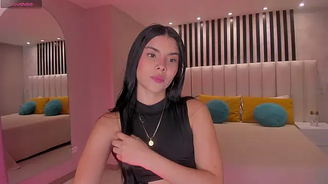 MiaLaurence online show from 14, 12, 2025