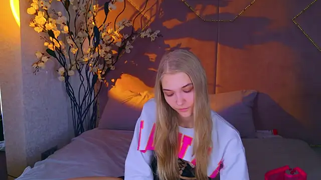 4example Chloe online show from 11, 11, 2025