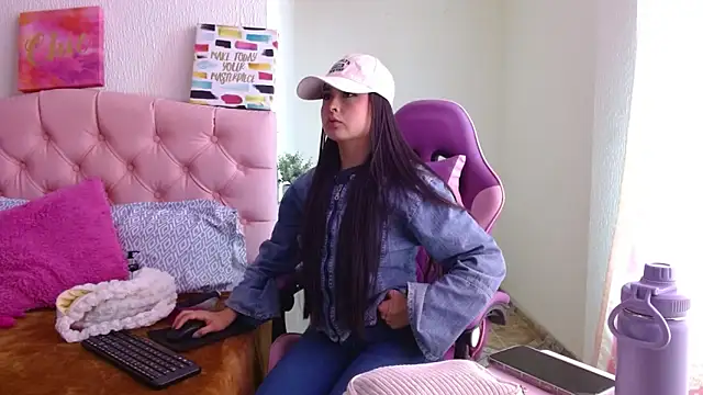 Snapshot of Emma-Flowers chatting on 27, 9, 2025 Emma-Flowers online show from 27, 9, 2025