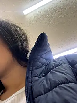 Snapshot of Alyha_Cortes chatting on 6, 11, 2025 Alyha Cortes online show from 6, 11, 2025