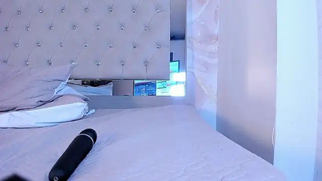 Luna Tylor online show from 3, 2, 2026