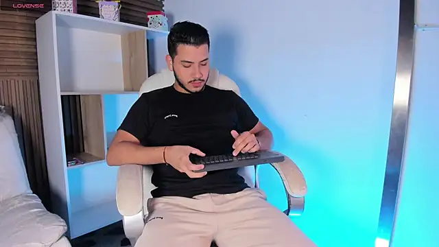 Snapshot of Axel_grey_ chatting on 12, 10, 2025 Axel grey online show from 12, 10, 2025