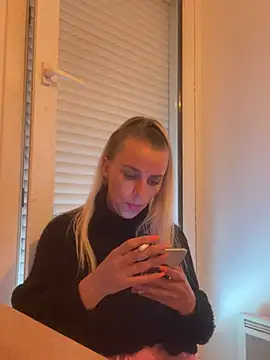 Snapshot of BrumeLove chatting on 4, 6, 2026 BrumeLove online show from 4, 6, 2026