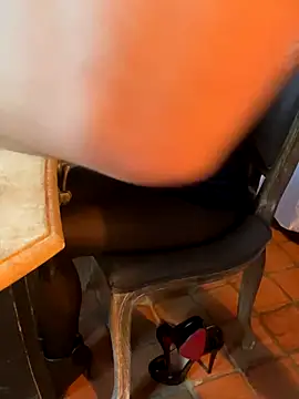 Snapshot of LesAmantsAE2 chatting on 2, 10, 2025 LesAmantsAE2 online show from 2, 10, 2025