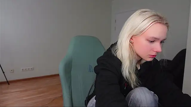 Laura Chaplin online show from 17, 4, 2026