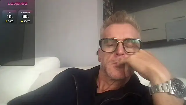 Axl hot online show from 27, 9, 2025