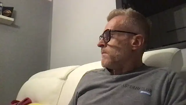 Axl hot online show from 4, 11, 2025