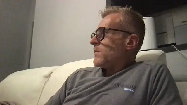 Snapshot of Axl_hot chatting on 15, 11, 2025 Axl hot online show from 15, 11, 2025