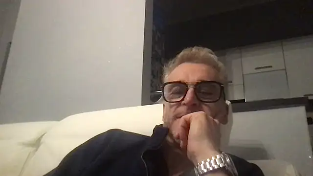 Snapshot of Axl_hot chatting on 4, 12, 2025 Axl hot online show from 4, 12, 2025