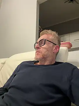 Axl hot online show from 26, 3, 2026