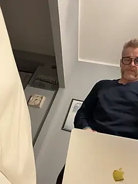 Axl hot online show from 29, 3, 2026