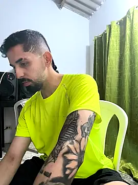 Snapshot of giannis090 chatting on 15, 10, 2025 giannis090 online show from 15, 10, 2025