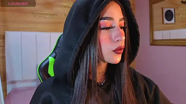 Abril Velvet a  online show from 28, 11, 2025