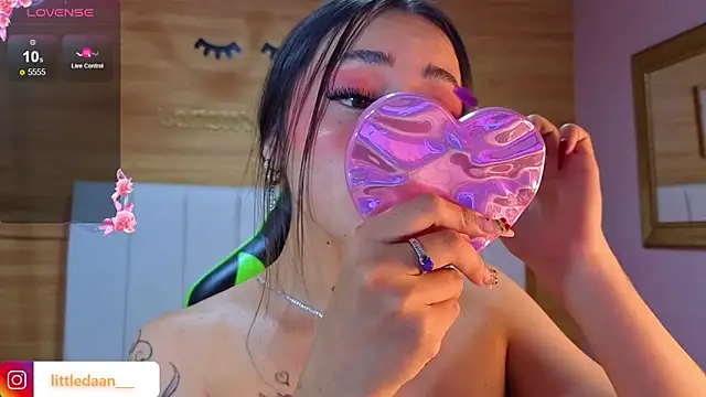 Abril Velvet a  online show from 16, 12, 2025