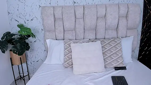 Snapshot of Laura_Ivy chatting on 11, 11, 2025 Laura Ivy online show from 11, 11, 2025