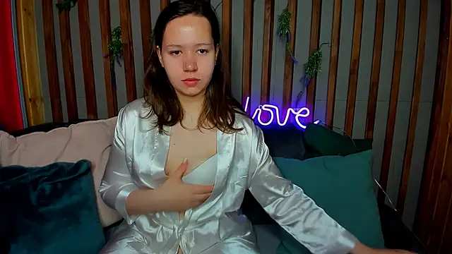 Laura Ellinss online show from 27, 9, 2025