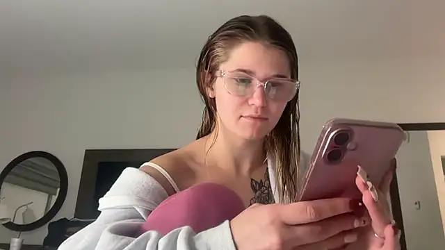 Snapshot of Riley_ray69 chatting on 2, 10, 2025 Riley ray69 online show from 2, 10, 2025