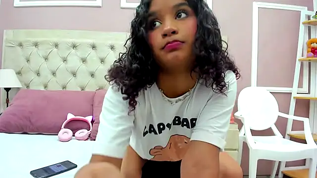 Snapshot of merlyaluna chatting on 18, 9, 2025 merlyaluna online show from 18, 9, 2025