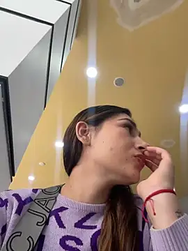 Isa Villamarin online show from 22, 10, 2025