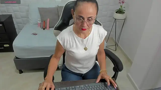 yulitza1025 online show from 27, 11, 2025