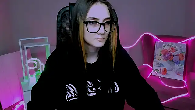 Snapshot of olivianorton chatting on 25, 11, 2025 olivianorton online show from 25, 11, 2025