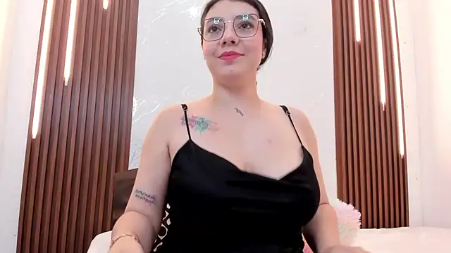 Snapshot of CarolinaMejia chatting on 3, 12, 2025 CarolinaMejia online show from 3, 12, 2025