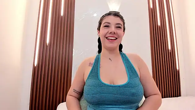 Snapshot of CarolinaMejia chatting on 16, 12, 2025 CarolinaMejia online show from 16, 12, 2025