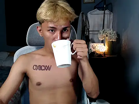 Snapshot of naughtyboyloy_0 chatting on 16, 12, 2025 naughtyboyloy 0 online show from 16, 12, 2025