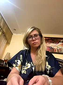 Crystal00Girl online show from 9, 9, 2025