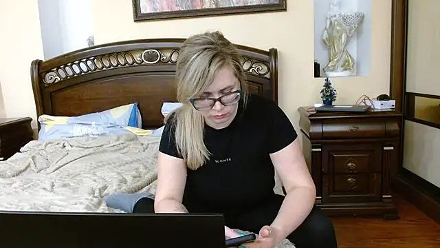 Crystal00Girl online show from 5, 1, 2026