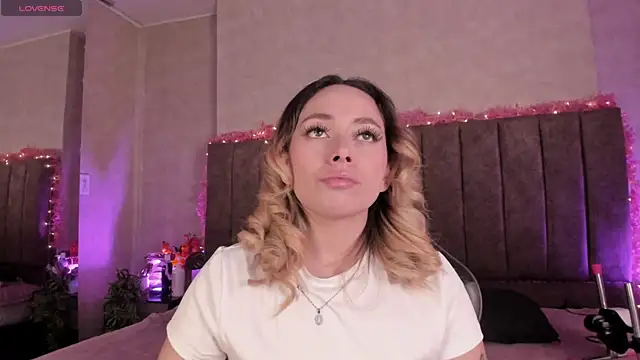 Snapshot of LanaMills_ chatting on 14, 7, 2026 LanaMills online show from 14, 7, 2026