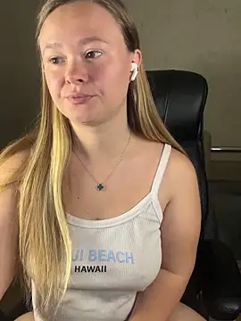 Snapshot of CaramelleSugar_ chatting on 3, 10, 2025 CaramelleSugar  online show from 3, 10, 2025
