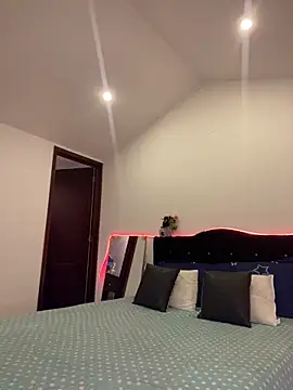 MiaAlarie online show from 4, 10, 2025