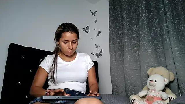 Snapshot of abella-lemus chatting on 15, 12, 2025 abella-lemus online show from 15, 12, 2025