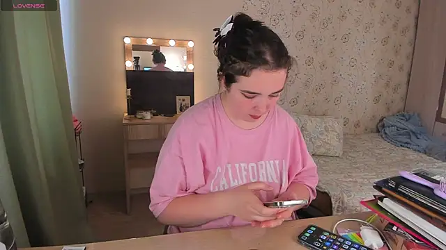 Snapshot of Alice_next_door chatting on 6, 7, 2026 Alice next door online show from 6, 7, 2026