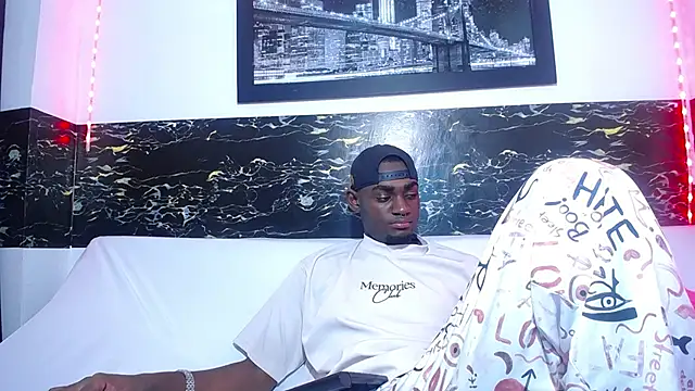 Snapshot of eebony_stallion chatting on 11, 9, 2025 eebony stallion online show from 11, 9, 2025