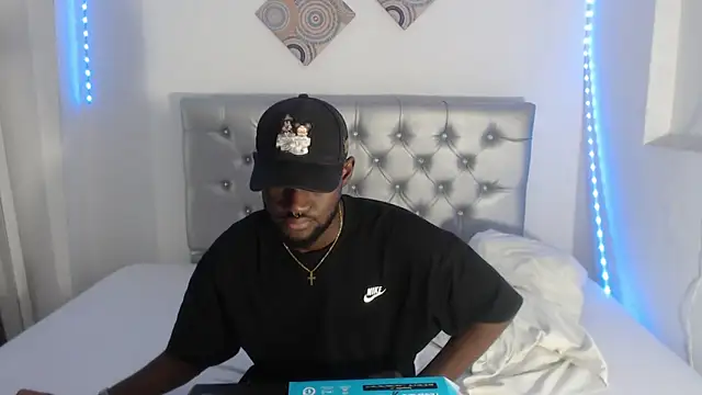 Snapshot of eebony_stallion chatting on 19, 11, 2025 eebony stallion online show from 19, 11, 2025