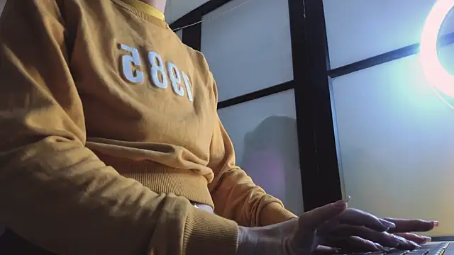 Snapshot of ShaunaDream chatting on 12, 9, 2025 ShaunaDream online show from 12, 9, 2025