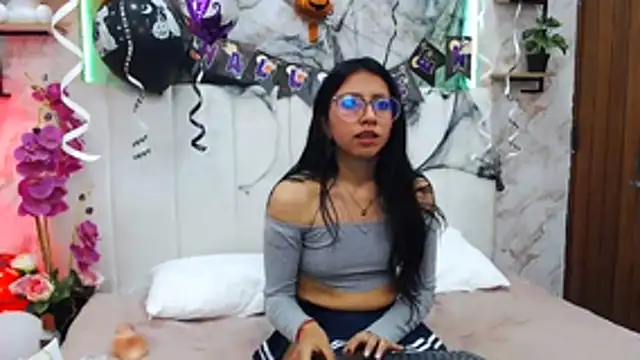 Snapshot of VioletxBloom chatting on 18, 10, 2025 VioletxBloom online show from 18, 10, 2025